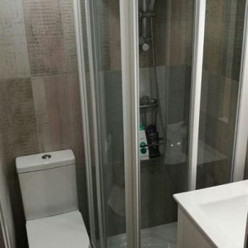 Resultado de la reforma de baños en apartamentos La Plana de Benicasim 