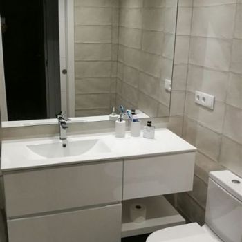Resultado de la reforma de baños en apartamentos La Plana de Benicasim 