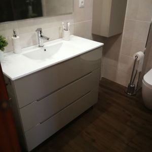 mueble de baño con patas